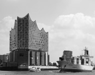 Elbphilharmonie mit Containerschiff